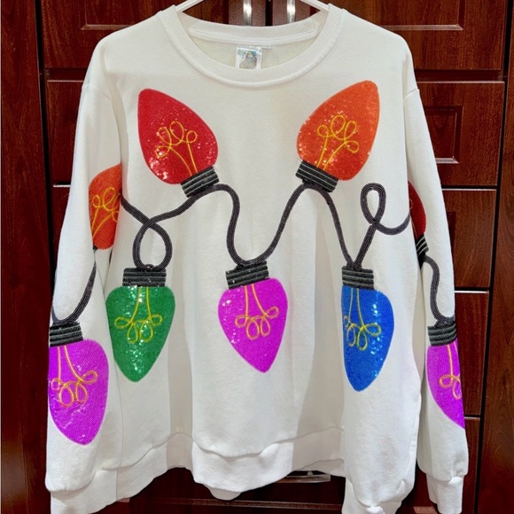 QUEEN OF SPARKLES Tops - 🎄Queen Of Sparkles XL (Oversized) Christmas Lights Sequined Sweatshirt EUC
